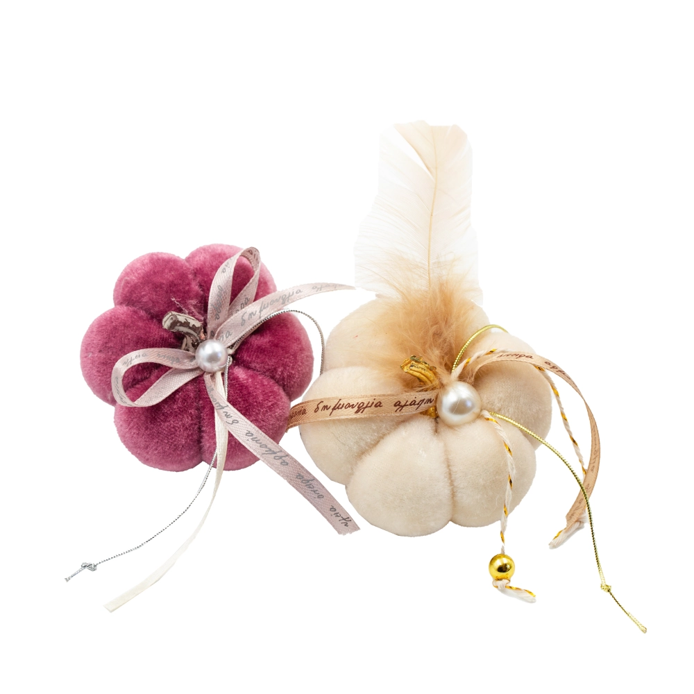 Κολοκύθα μικρή βελούδινη στολισμένη με πέρλα & πούπουλο Κολοκύθα μικρή βελούδινη στολισμένη με πέρλα & πούπουλο